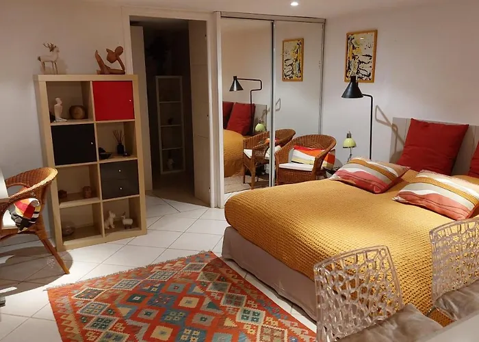 Independant Pres Du Centre * ニーム